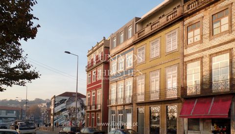 Neue 1-Schlafzimmer-Wohnung im Bau zum Verkauf , im Zentrum von Porto . Diese moderne Wohnung verfügt über ein offenes Wohnzimmer und eine Küche, ein Gästebad und eine Suite. Sie befindet sich in der neuen Siedlung Alfândega 80 mit 6 exklusiven Wohnu...