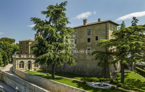 BESKRIVNING På gränsen mellan Umbrien och Toscana, i ett högtidligt kuperat och panoramiskt läge med utsikt över Trasimenosjön, erbjuder vi till salu detta majestätiska medeltida slott, nyligen och sakkunnigt renoverat. SLOTTET Komplexet ser ut som e...