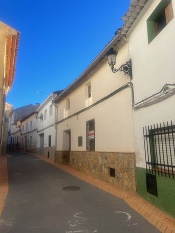 Casa adosada grande que necesita una reforma completa con un patio privado en el pueblo de Teresa de Cofrentes