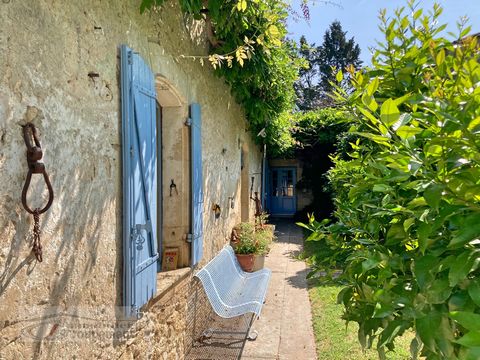 This magnificent Girondine house from 1778 will seduce you with its remarkable authenticity, its exposed beams, Gironde tiles, and exwposed stone. It has kept all its charm whilst still having been completely renovated.  The main entrance is a double...