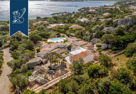 In the wonderful town of Porto Rafael, in Gallura, there is this charming estate with a pool and an enchanting view of the sea for sale. Located in a prestigious area, close to all the main comforts of the town, this villa boasts proximity to the fin...