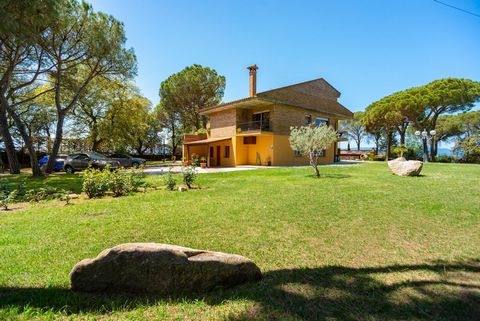 Magnificent detached house for sale located in Cassà de la Selva. It consists of a total of 12 rooms and 13 bathrooms among which 6 are suites. It can easily accommodate 32 people. In all rooms of the house there are large windows that allow you to e...