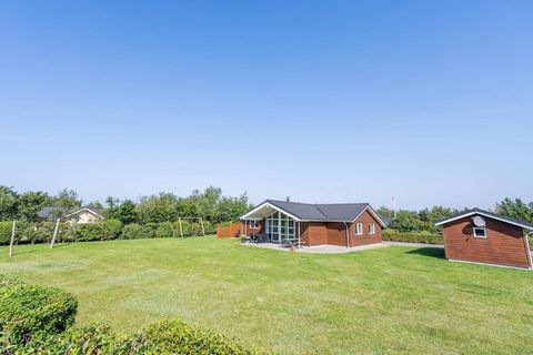 NO YOUTH GROUPS - On a lovely plot in Skaven Strand surrounded by planting is this cozy well-kept cottage. Everywhere the cottage is bright and modern decorated with lovely furniture, which fits really well with the cottage. The bright kitchen and li...