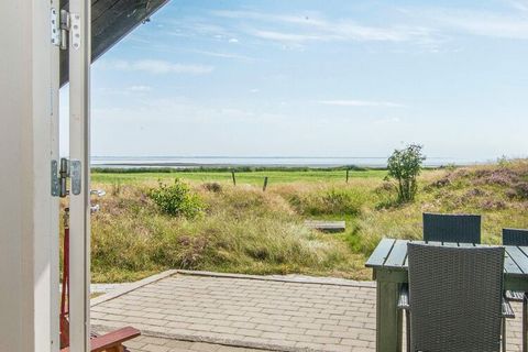 Ferienhaus mit Panoramaausblick zum Wattenmeer, inmitten landschaftlich reizvoller Umgebung bei Kromose gelegen. Im Ferienhaus gibt es eine offen in den Wohnbereich integrierte Küche mit Geschirrspüler, nebenan im Wohnzimmer steht ein Holzofen für kü...