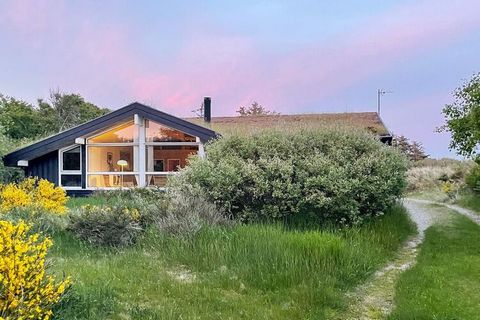 Cabaña elevada con hidromasaje y sauna, así como una hermosa vista de las dunas. La cabaña está muy bien situada y completamente tranquila en una parcela de dunas ligeramente montañosa en los tranquilos alrededores de Saltum Strand. La cabaña contien...