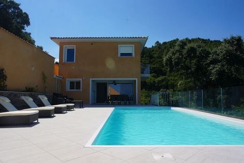 Relaxing by your own pool with a view of the sea: The spacious and well-equipped holiday villa offers space for up to 8 people on two floors and is located on the grounds of a terraced holiday complex near Solenzara. From the living room you have dir...