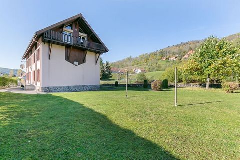 Set in the famous winter sports area La Bresse, just next to the forests, is this spacious 2-bedroom apartment. The apartment has electric heating and ski storage. You can stay here in comfort with a family or group of 5 persons. In the area, there i...