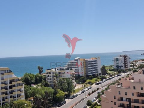 Appartement rénové avec une excellente exposition au soleil (sud) et vue sur la mer. Composé de 2 chambres, salle de bain, salon avec kitchenette et une terrasse privative de 81,50 m2. Développement situé à 5 minutes à pied de Praia da Rocha, avec pi...