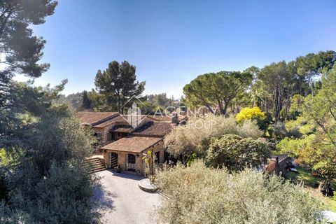 MOUANS-SARTOUX - Nestled in lush greenery, the quiet, authentic 19th-century stone farmhouse is completely renovated. With a living area of approximately 436m2, essentially on one level, all built on a plot of 4735m2 with a swimming pool heated. This...