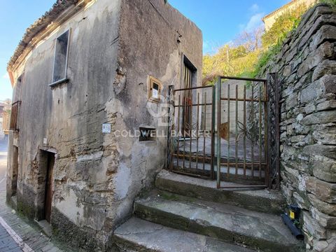 If you are looking for a small house with old-world charm to renovate in the historic center of Ogliastro Cilento, this semi-independent solution is the ideal solution for you! The 37 m2 studio flat is located on the mezzanine floor and has an indepe...