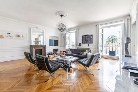 Lovely apartment that enjoys an exceptional geographical location in the heart of the Parisian Golden Triangle and within a luxury condominium. Located on the fifth floor of a Haussmannian building, this property of 324 sq-m is particularly bright, c...