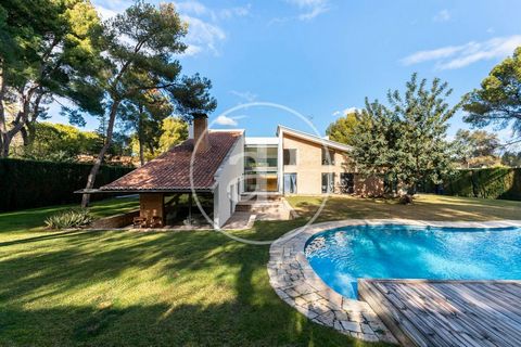 HOUSE FOR SALE IN MAS CAMARENA aProperties presents you this impressive Bioclimatic property of 634m2 built in a contemporary style, which fuses its timeless Mediterranean design with surprising modern lines, an architectural project of enormous pers...