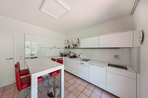 Sirmione, Colombare fraction, in a small context, we propose semi-detached solution with large living spaces. The property is developed on three levels. It is accessed through an entrance both driveway and pedestrian crossing the private garden. On t...