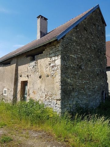 Barn of 80 m2 on the ground on two levels, possibility of renovating into a dwelling with unserviced land buildable. All on 520m2 of land located 10min from Gray in a small village with local shops, school and doctors.