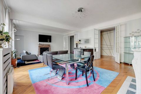Nous sommes ravis de vous accueillir dans notre appartement de 255 m2 au cœur du 17ème arrondissement de Paris. Dès votre arrivée, vous serez immédiatement séduit par son élégance et son raffinement. Avec des finitions haut de gamme, un mobilier chic...