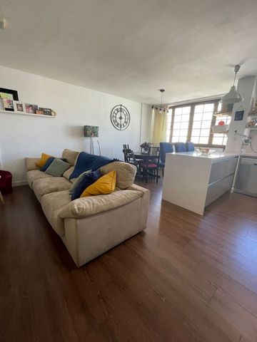 Charming apartment on Arinaga Beach, with a privileged location just 2 minutes from the beach. This 88-square-meter property has all the necessary amenities to enjoy a quiet life by the sea. The apartment consists of 3 bedrooms, 2 bathrooms, equipped...