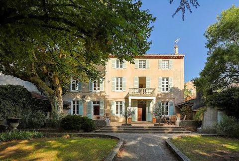 Located in the heart of the charming village of La Roquebrussanne, this sumptuous 19th-century building is an architectural gem. Offering more than 270 m² of living space, the main residence is enhanced by 150 m² of convertible attic space. Nestling ...