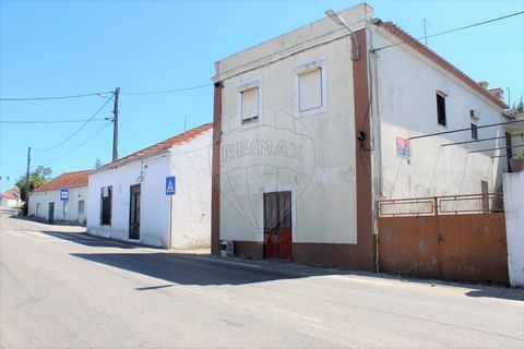 4 bedroom villa in Póvoa de Santarém In the heart of the village of Póvoa de Santarém, about 7 km from the city of Santarém, we find this villa with enough privacy for its own permanent or secondary housing. With a plot of 361 m2 where it allows the ...