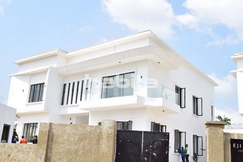 Aqui está um luxo incomparável e requintado duplex independente de 6 camas. Aninhada em um local de prestígio em Prince e Abuja, esta residência redefine a opulência com espaçosas áreas de estar, uma cozinha gourmet e um santuário de suítes master. D...