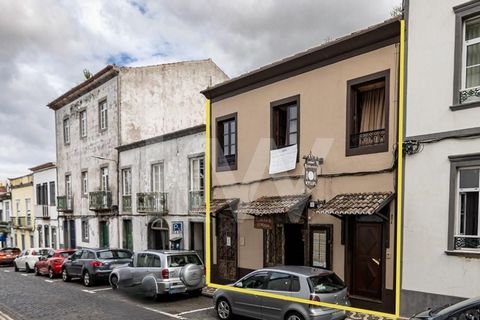 Immeuble idéal pour investir dans le centre de Ponta Delgada, à côté du musée Le bâtiment est divisé en 2 fractions autonomes N° 1 étage : Appartement de 2 chambres avec de grandes surfaces, patio et terrasse Au rez-de-chaussée : Restaurant de 130 m2...