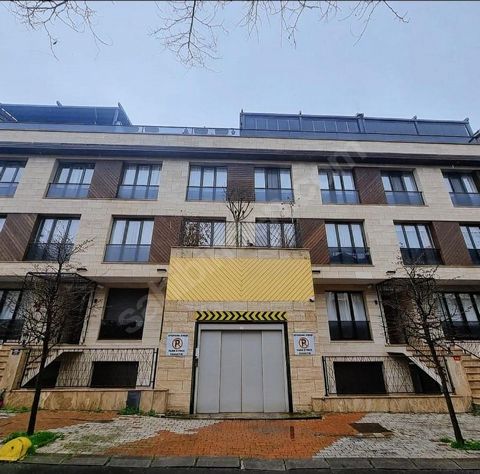 Reverse Duplex Flat for Sale in New Building in Şişli The building was built in 2019 and is a reinforced concrete structure with floor easement. The flat has approximately 150 m2 gross and 130 m2 net living area. It is a reverse duplex and has 3 bedr...