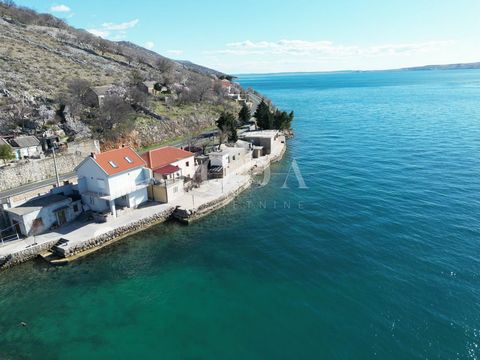 Location: Ličko-senjska županija, Karlobag, Lukovo Šugarje. Wir verkaufen ein Haus in Lukovo Šugarje direkt am Meer. Das Haus besteht aus bis zu 5 kleineren Einheiten, legalisiert und eingerichtet, und wird für die touristische Vermietung genutzt. Da...