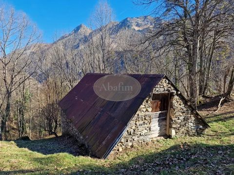 Twenty-five minutes from the town centre of Cauterets on a plot of 26800 m² a barn to be restored with a floor area of 65 m² connected to the EDF network, a small stream 20 metres from the property flows all year round, on a point overlooking a beaut...