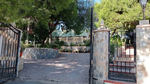 This Finca of 150m2 in Crevillente is a country house that you will not easily find in addition to the enormous growth of plants everything is in perfect condition A great home in a quiet area the Finca has a beautiful wall around the house with natu...