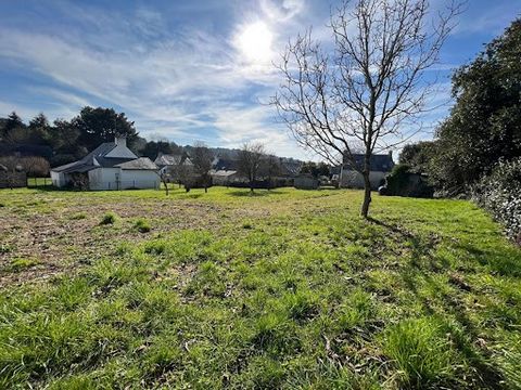 Rare! On foot from the coastal paths and beaches of the Gulf of Morbihan, this beautiful serviced building plot of more than 1100 m² is located in a popular area, in the heart of a charming hamlet. South facing - In sector UBb, connected to the sewer...