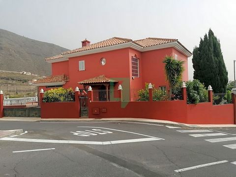 **Dream home with spectacular views in Candelaria, Tenerife!** Discover this charming home located in one of the most privileged areas of Candelaria, a municipality in Tenerife, home of the Virgin of Candelaria, patron saint of the Canary Islands. Th...
