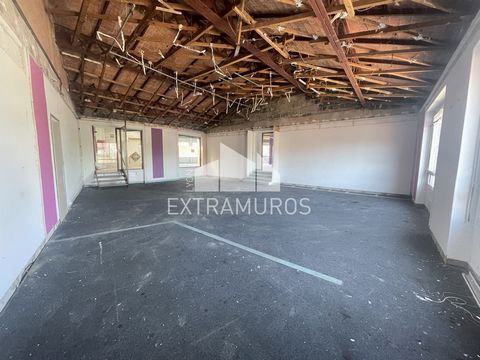 LYON EXTRAMUROS offers you a 370m2 plateau to renovate in an iconic building in the city center of Villefranche-sur-Saône. Pedestrian access rue Thizy and rue de Philippe Héron, parking space available for purchase extra. Ideal location with proximit...
