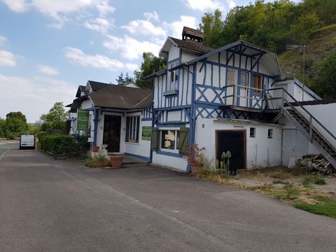 Located less than an hour from Paris, on the banks of the Seine, Restaurant, reception room and bed and breakfast. A total living area of 650 m2 A large dining room, a bar and a seating area facing a beautiful fireplace. A kitchen and a back kitchen,...