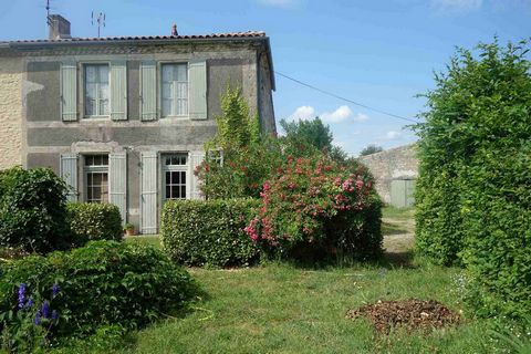 6-room house 222 m2. Quiet in a hamlet 7 minutes from all the amenities of Blaye, a lot of charm for this stone house that has retained its old services. It consists of a kitchen (31m2) with fireplace, a living room (42m2) with fireplace, a pantry, a...