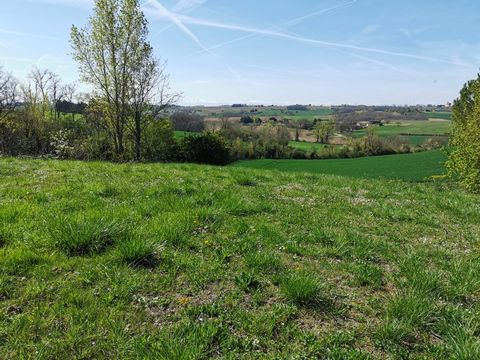 10 mintes from Isle Jourdain in a small village with school come and visit this plot of 841 m2 with unobstructed views of the countryside and the Pyrenees. Water, electricity and mains drainage are close to the grounds. To visit quickly!!!