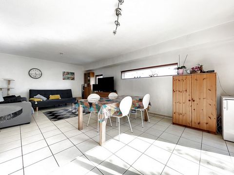 In La Ravoire 3 minutes walk from the center in a quiet cul-de-sac, very beautiful and bright T3 bis of 74 m2 Loi Carrez and 114 m2 useful. It is located on the second floor without elevator in a small condominium created in 2009 in an old farmhouse....