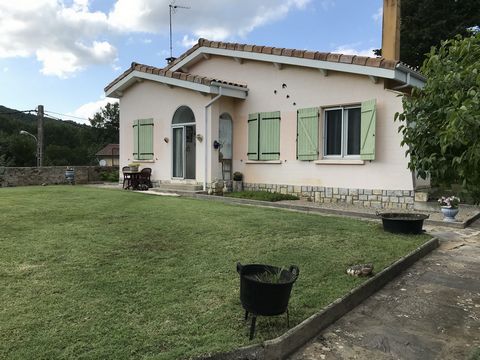 In Chalabre (Aude) . Do not hesitate to contact Oxximmo if you want more information about this accommodation in very good condition. The interior space consists of a living area of 26m2, 2 bedrooms, a bathroom and a kitchen area. Its living area mea...