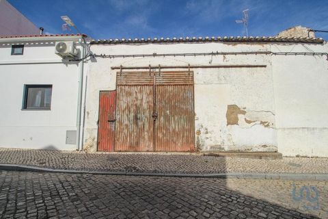 O edifício urbano em questão é um prédio de rés-do-chão localizado na encantadora cidade de Campo Maior, situada no distrito de Portalegre, em Portugal. A cidade está estrategicamente posicionada a cerca de 20 km de distância da fronteira espanhola, ...