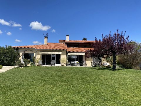 COUP DE COEUR for this beautiful family house (Type 7) of 227 m2 of living space and its independent studio, built on a magnificent wooded park of 2284 m2 located in the heart of a village 8 minutes from St Gaudens and 5 minutes from motorway access....