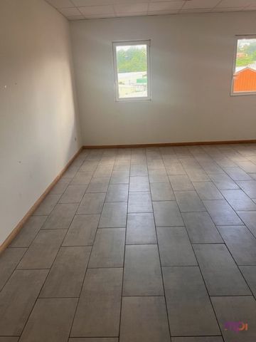 Martinique Patrimoine Immobilier offers you this set of 300m2 of professional rental rooms in 32m2, 64m2 or more in the ZAC Champigny for all your liberal and/or administrative activities in brand new premises with access by elevator or service stair...