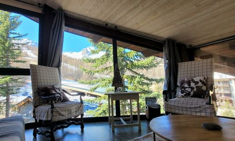Au Super Sauze, in a small quiet residence at the foot of the slopes, an attic apartment of 62m2 of useful surfacve, bright by its large windows overlooking the massif of Pain de Sucre and Chapeau de Gendarme. It consists of an entrance, a living roo...