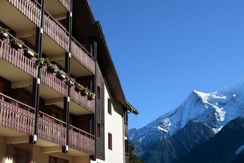 Ideally located, in the heart of Cauterets, close to the ski lifts and hiking trails, this property offers you a privileged location. Spread over 5 levels, the 968m2 building is to be completely renovated. Both a spa resort and a ski resort, Cauteret...