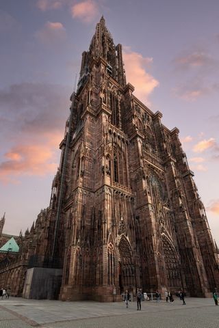 RARE ! Très bel immeuble historique situé dans le centre-ville de Strasbourg non loin de la Cathédrale. Cet immeuble de patrimoine en bon état et aux belles prestations se compose, sur 4 étages et un sous-sol, de 6 lots principaux d'habitation (appar...