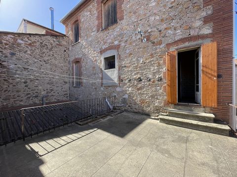 Located in the town of Fourques, 5 minutes from Thuir, come and discover this beautiful village house, 250m2, with a garage, a courtyard, and a terrace! For lovers of renovation, this beautiful house offers you many possibilities! Ideal investor! Fro...