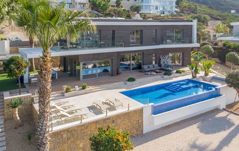 This luxurious 5-bedroom villa is located in Jávea, within an exclusive residential area surrounded by the charm of mountains, sea, and other high-standing villas. Just a short distance from a Golf Club, idyllic beaches, and renowned international sc...