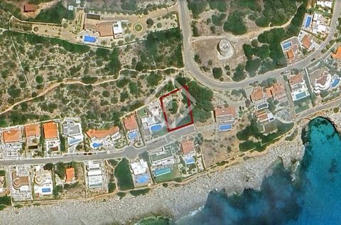 Lucas Fox presents a unique opportunity with this impressive plot on urban floor . The 1,009 m² plot enjoys a privileged location on the second line and with sea views. As it has a buildable area of 25%, it offers the possibility of building a reside...