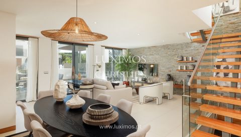 This recently renovated and redecorated two-bedroom v illa (V2+1) combines traditional architecture with contemporary lines. The first floor has an open-plan living and dining room, with access to the terrace and pool area, and a fully furnished and ...