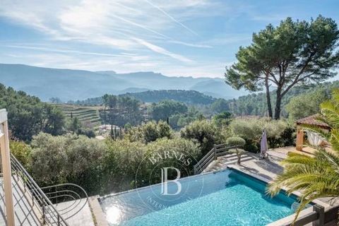 In the town of Auriol, hidden from view without being isolated, a spacious renovated villa occupies a commanding position with panoramic views, boasting a living space of 250sqm on a 4751sqm plot. The living area, facing southeast, is centered around...