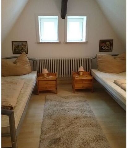 Het Elblandhaus biedt accommodatie voor 2-8 personen. Het vakantiehuis heeft een begane grond met 2 slaapbanken en een open haard. Op de begane grond bevindt zich een gastentoilet en een slaapkamer, evenals een kleine bijkeuken met wastafel en wasmac...