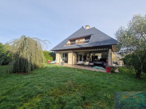 EXCLUSIVE LOURDES, residential area, modern house of traditional construction of 200m2 of living space with garage in the basement of 150m2 on a flat and wooded plot of 640m2. Facing south with a terrace for each bedroom, living room and kitchen, thi...