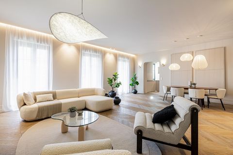 Nice - Dubouchage // On the first floor of a prestigious bourgeois building with elevator, breathtaking bourgeois apartment of 157m2 renovated according to the rules of the art, bathed in light thanks to its south and west exposures, and benefiting f...